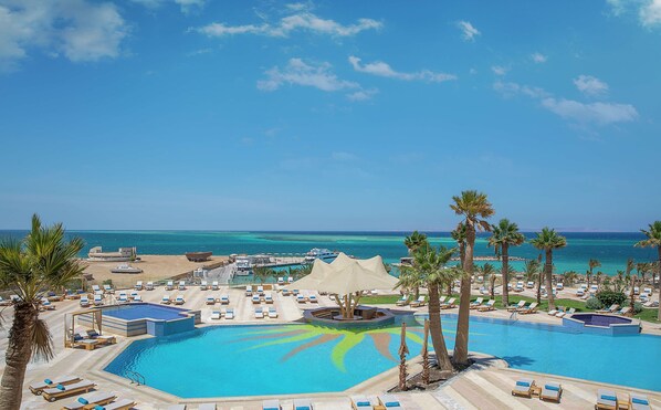 2 piscines extérieures, parasols de plage, chaises longues