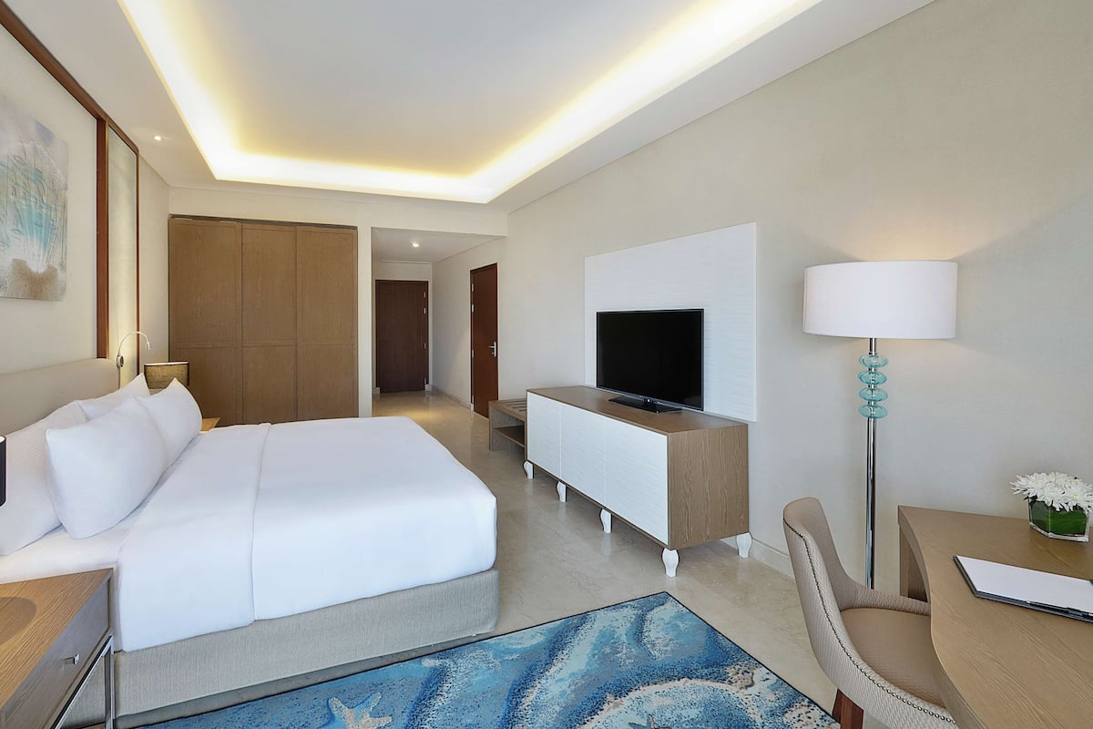 Room, 1 King Bed, Roll-in Shower, Balcony | Hypo-allergenic bedding, minibar, in-room safe, blackout curtains