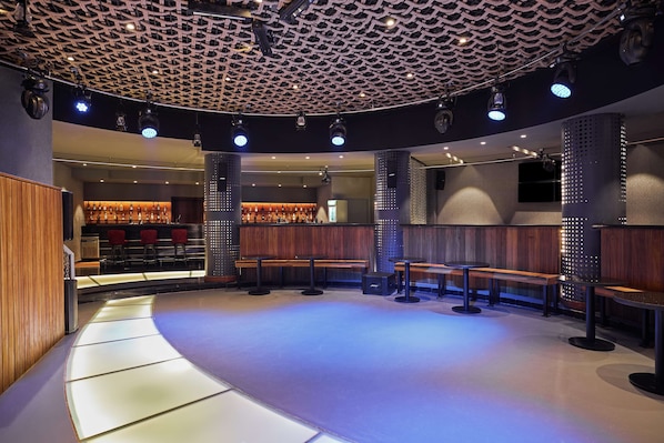 6 bars/lounges, 2 poolside bars, swim-up bar, beach bar