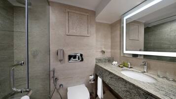 Une salle de bain moderne équipée d’une douche, de toilettes et d’un lavabo.