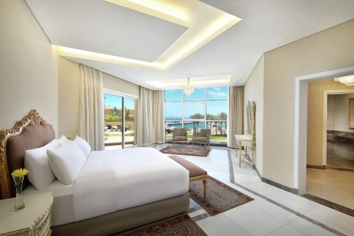 Hypo-allergenic bedding, minibar, in-room safe, blackout curtains