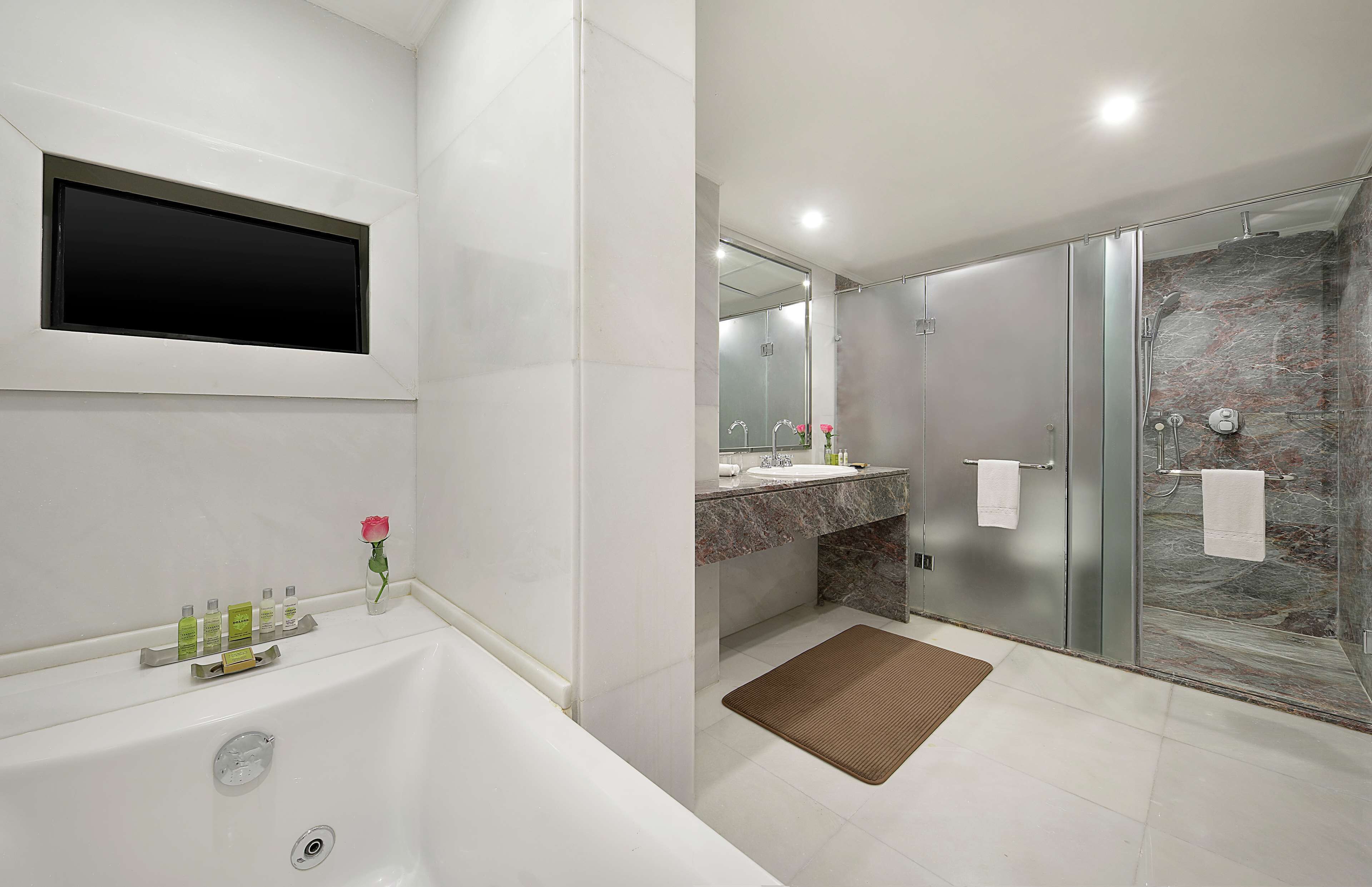 presidential suite, 1 king bed | bathroom | combined shower/bathtub, deep-soaking bathtub, hair dryer, towels