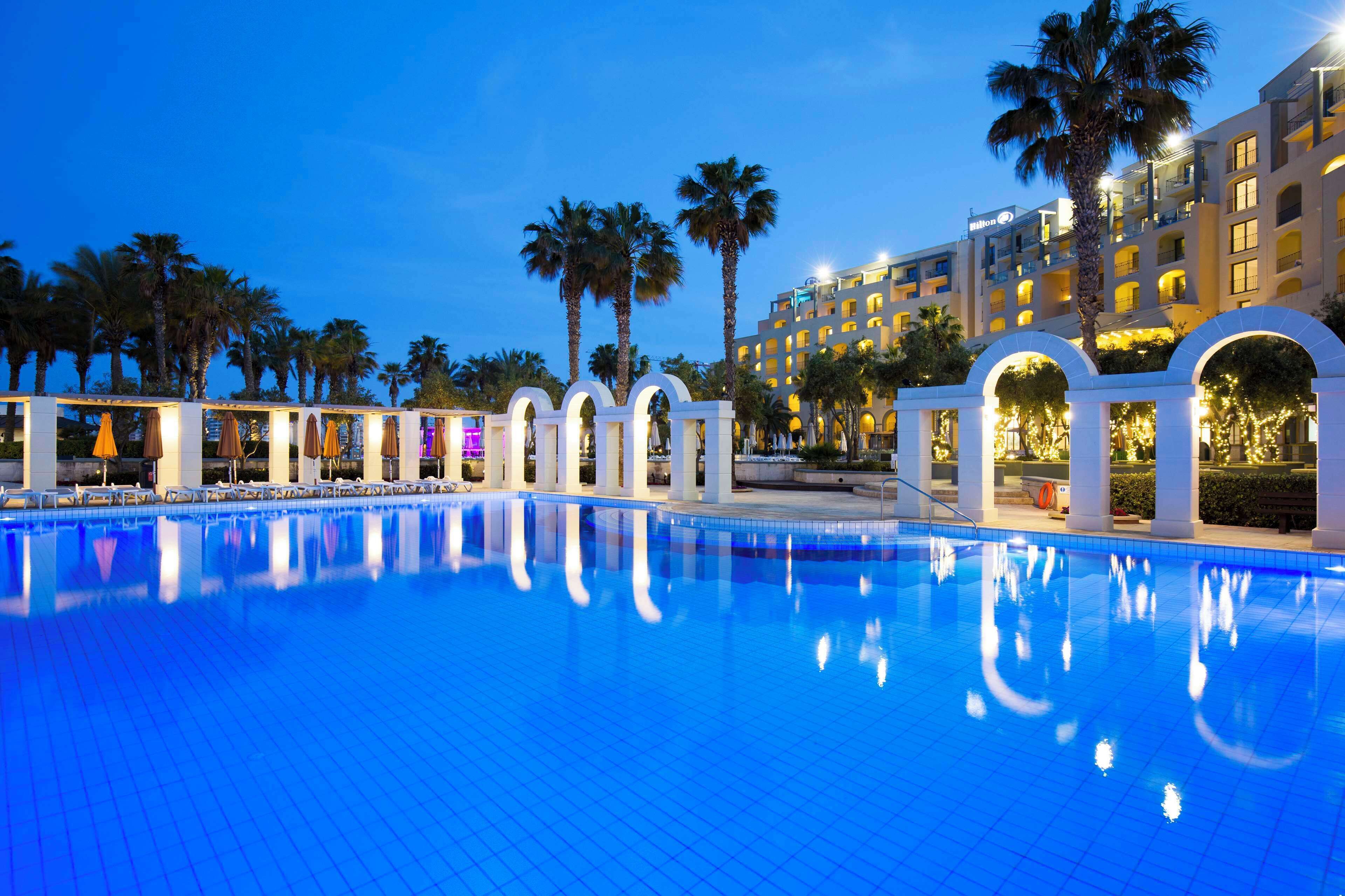 Piscine couverte, 2 piscines extérieures, parasols de plage