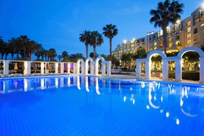 Piscine couverte, 2 piscines extérieures, parasols de plage