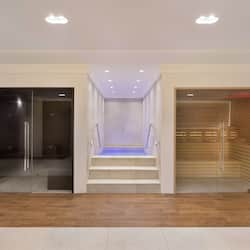 Piscina interna, 2 piscinas externas, guarda-sóis, espreguiçadeiras