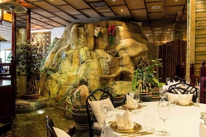 3 restaurants, breakfast, lunch, dinner served; Thai cuisine