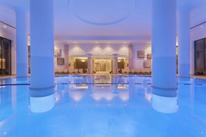 Piscine intérieure, 2 piscines extérieures, parasols, chaises longues