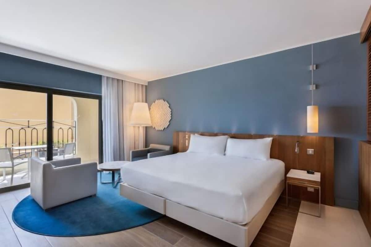 Hypo-allergenic bedding, in-room safe, desk, laptop workspace