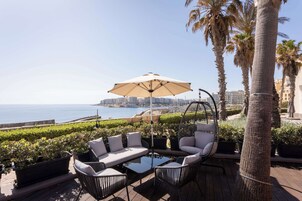 2 bars/lounges, 2 poolside bars