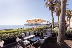 2 bars/lounges, 2 poolside bars