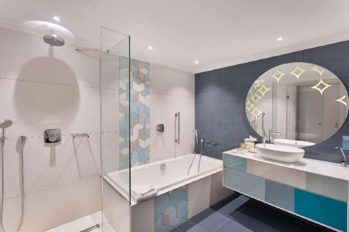 Salle de bain | Articles de toilette griffés, séchoir à cheveux, serviettes fournies