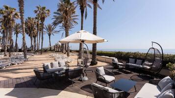 2 Bars/Lounges, 2 Poolbars