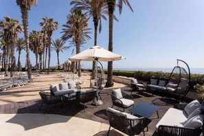 2 bars, 2 bars en bord de piscine