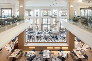 3 restaurants servant le petit déjeuner, le déjeuner et le dîner