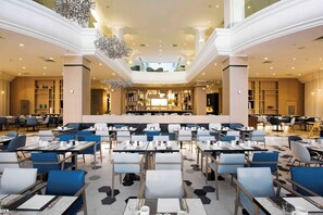 3 restaurants servant le déjeuner, le dîner, le souper et le brunch