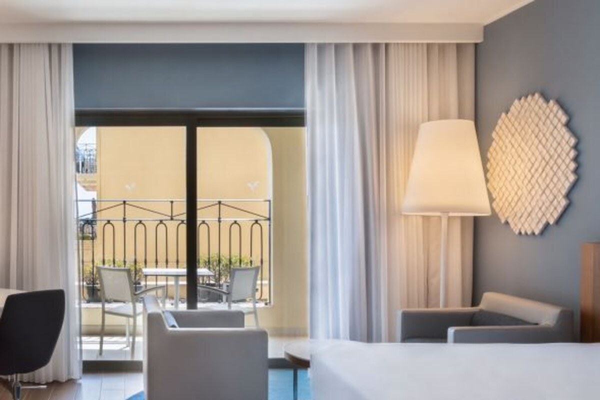 King Deluxe With Sofa Bed And Garden View