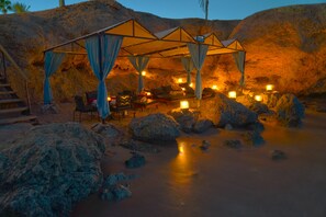 Private beach, beach umbrellas, beach towels, beach massages - Safir Sharm Waterfalls Resort (Sharm El Sheikh)