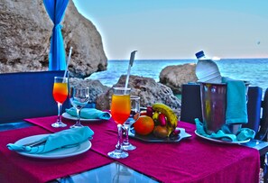 Playa privada, sombrillas, toallas de playa y masajes en la playa 