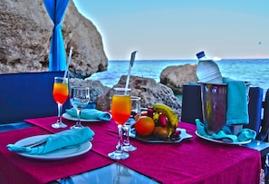 Een privéstrand, parasols, strandlakens, massages op het strand