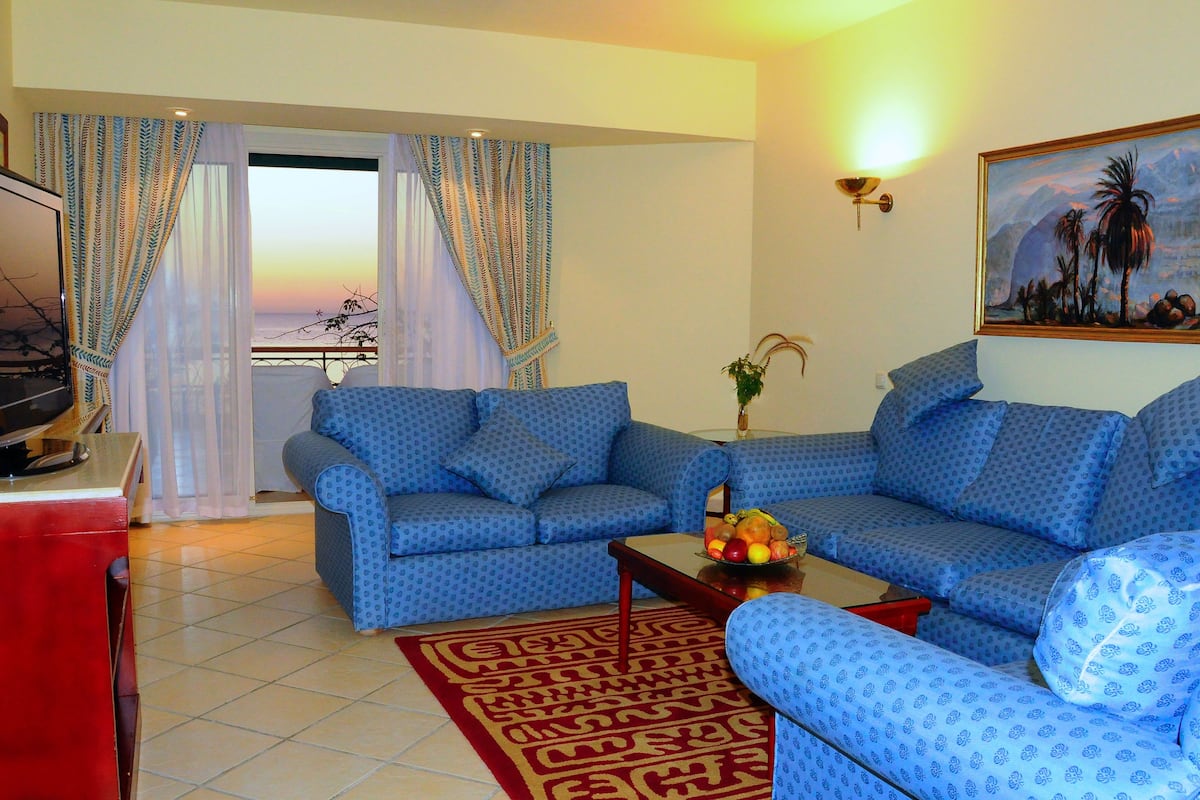 32-inch lcd tv with satellite channels, tv