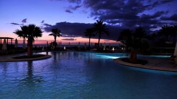 5 outdoor pools, pool umbrellas, sun loungers