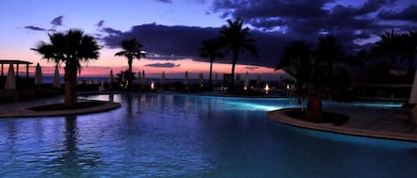 5 piscine all'aperto, ombrelloni da piscina, lettini