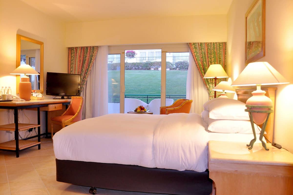 1 bedroom, egyptian cotton sheets, down duvets, minibar