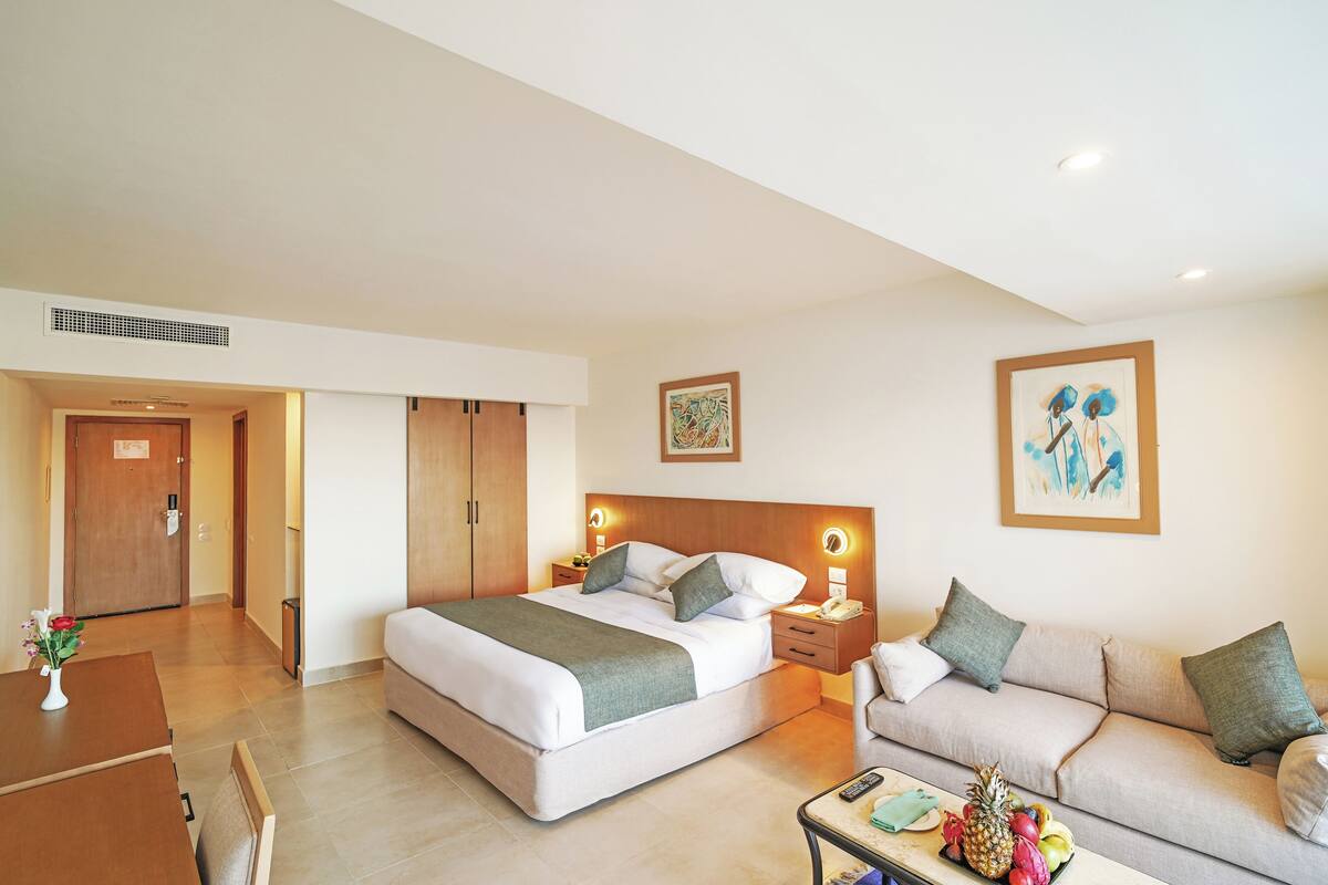Premium Room, Sea View | Egyptian cotton sheets, down duvets, minibar, in-room safe