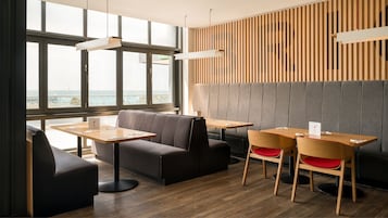 2 restaurantes; se sirve desayuno, almuerzo y cena