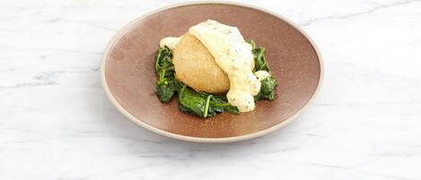 Un plato con comida sobre una superficie de mármol.