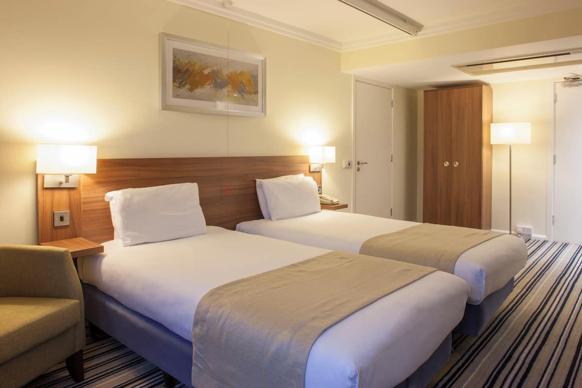 Habitación estándar | Ropa de cama de alta calidad y camas Select Comfort