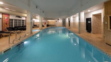 Una piscina cubierta