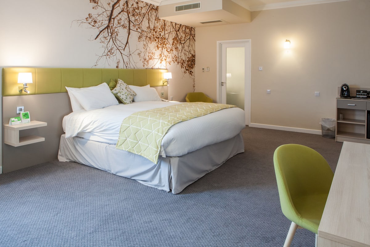 Suite, 1 King Bed | In-room safe, desk, laptop workspace, soundproofing
