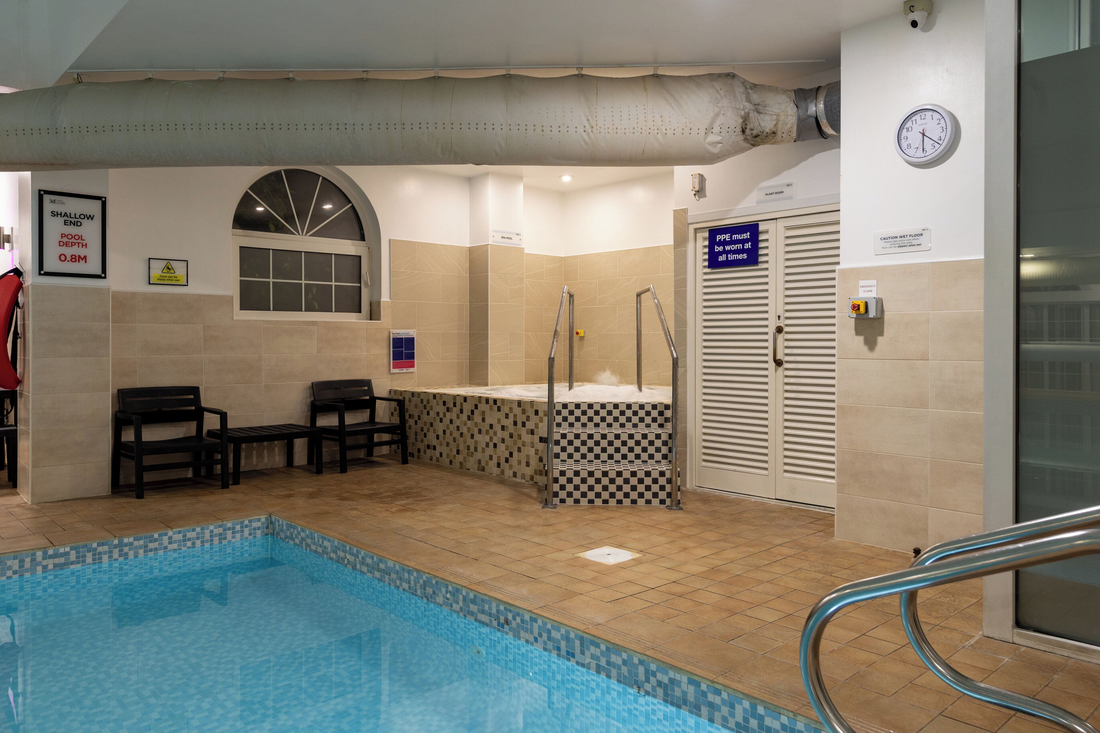 Zona de piscina con área poco profunda, vestuario y zona de duchas.