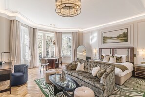 Suite (Wades) | Individuelt dekorert, skrivebord og skrivebord for bærbar PC