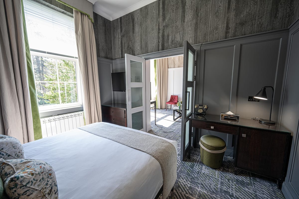 Junior Suite | Individually decorated, desk, laptop workspace, iron/ironing board