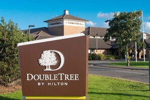 A sign for DoubleTree by Hilton with a tree logo, indicating the hotel chain. - DoubleTree by Hilton Edinburgh Airport (Newbridge)