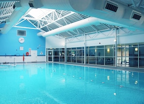 Piscine intérieure, chaises longues