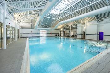 Piscine couverte, chaises longues
