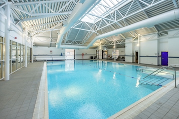 Piscine couverte, chaises longues