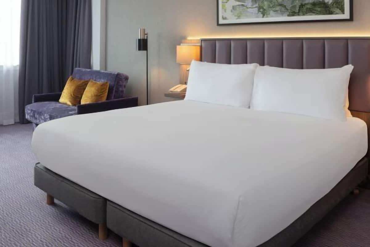 In-room safe, desk, laptop workspace, soundproofing