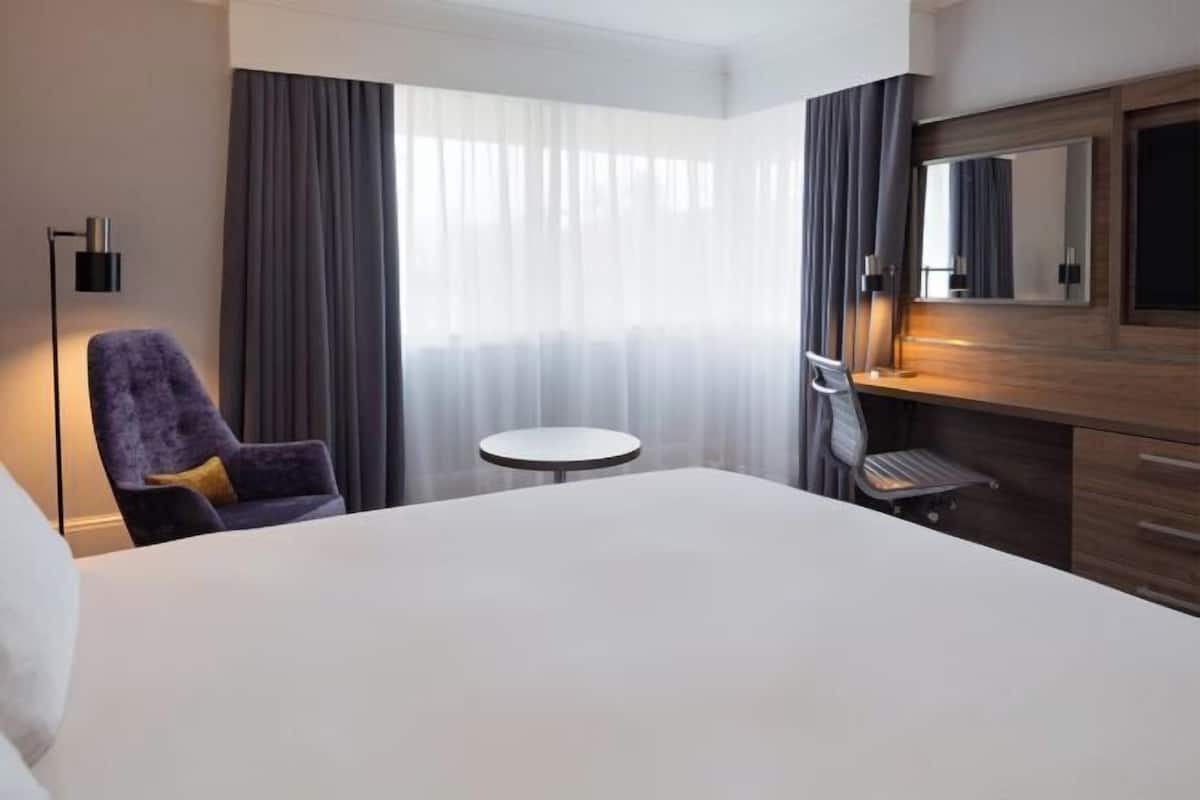 In-room safe, desk, laptop workspace, soundproofing