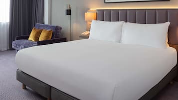 Huone, 1 suuri parisänky | Tallelokero huoneessa, työpöytä