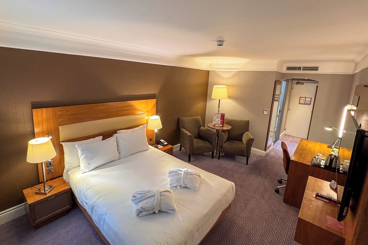 Deluxe kamer | Hypoallergeen beddengoed, een kluis op de kamer, een bureau