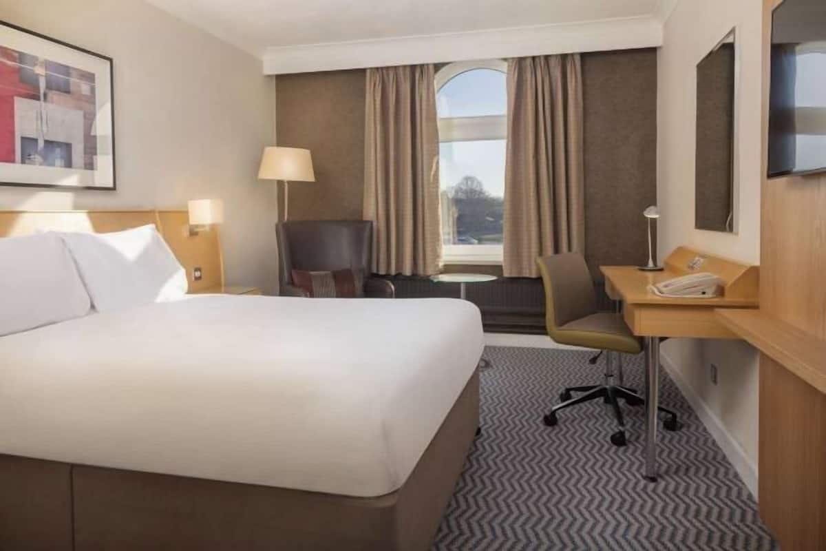 Premium bedding, in-room safe, desk, iron/ironing board