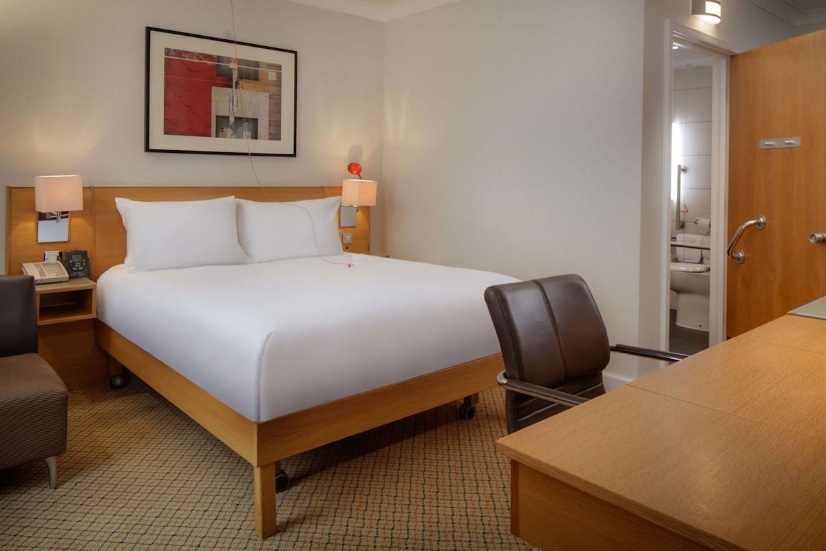 Premium bedding, in-room safe, desk, iron/ironing board