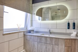 Premium-Suite, 1 King-Bett und Schlafsofa | Badezimmer | Duschwanne, kostenlose Toilettenartikel, Haartrockner, Handtücher