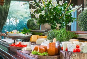 Daily buffet breakfast (ILS 100 per person) - Herods Palace Hotel (Eilat)