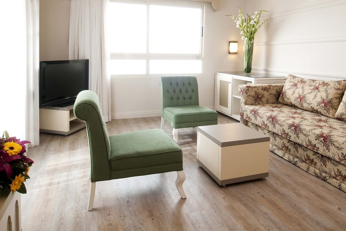 Suite Club, baignoire à jets, vue mer | Literie de qualité supérieure, surmatelas, minibar