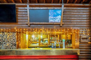 2 bars/lounges